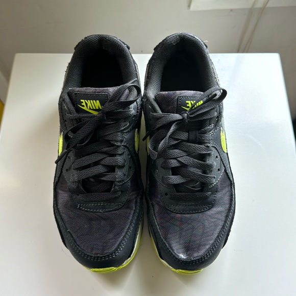 Women’s Nike AirMax, Black/lime green. - Picture 2 of 6